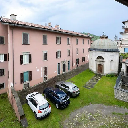 La Corte, Ospitar *
